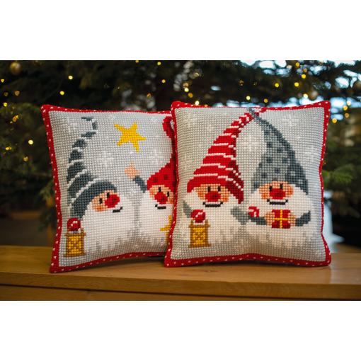 Vervaco Kerstkabouters met cadeautje Kruissteekkussen pakket PN-0171685 - Afbeelding 3