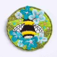 Hawthorn Hommel Broche Viltpakket